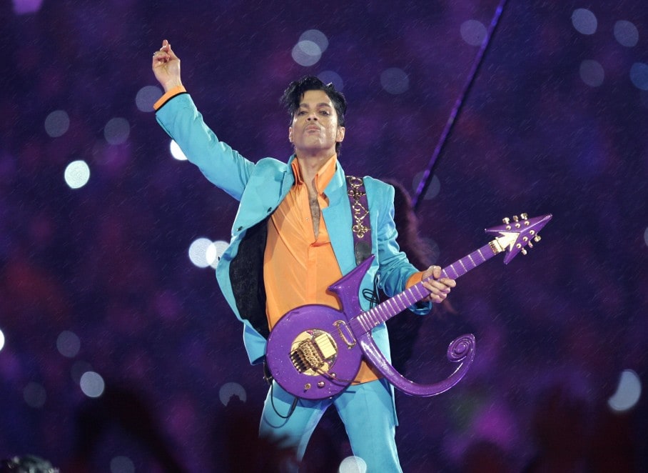 princeguitar O cantor Prince no show do intervalo do Super Bowl, tocando uma guitarra com o formato de seu nome