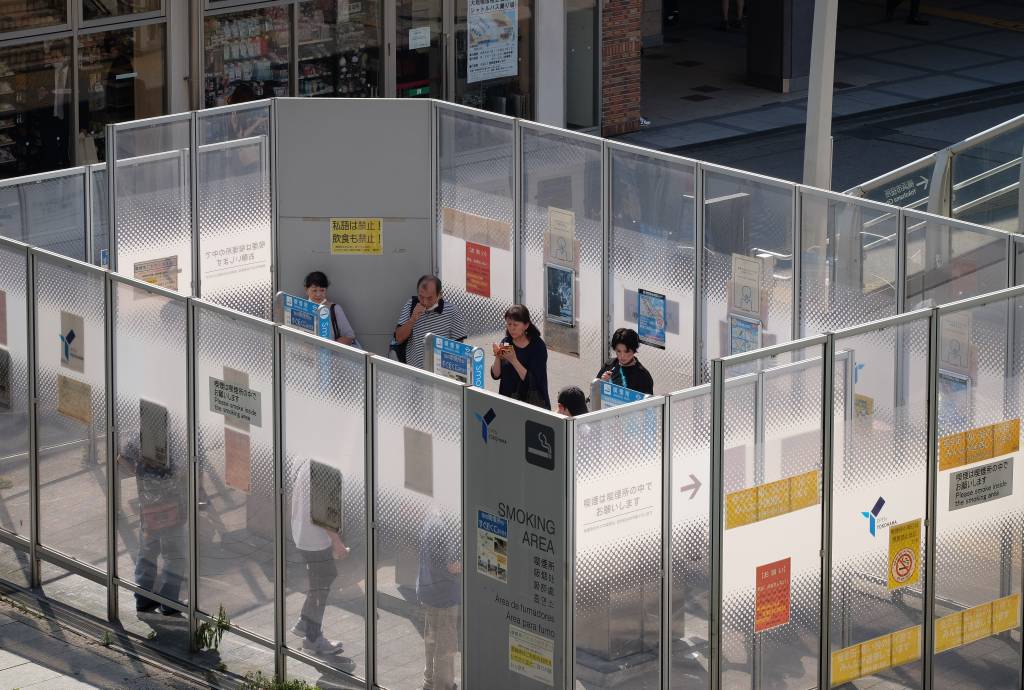 Nas ruas de Tóquio e em outras cidades do Japão, é permitido fumar em áreas designadas conhecidas como “smoking corners” (Carlos Kato)