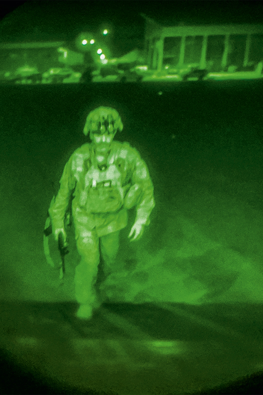AFGHANISTAN-US-CONFLICT O DESEMBARQUE DE CABUL - O general Donahue entra no último avião: o passo final da desocupação americana -