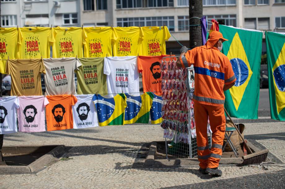 Camisetas contra e a favor de Lula foram vendidas em protesto em Copacabana, no Rio de Janeiro