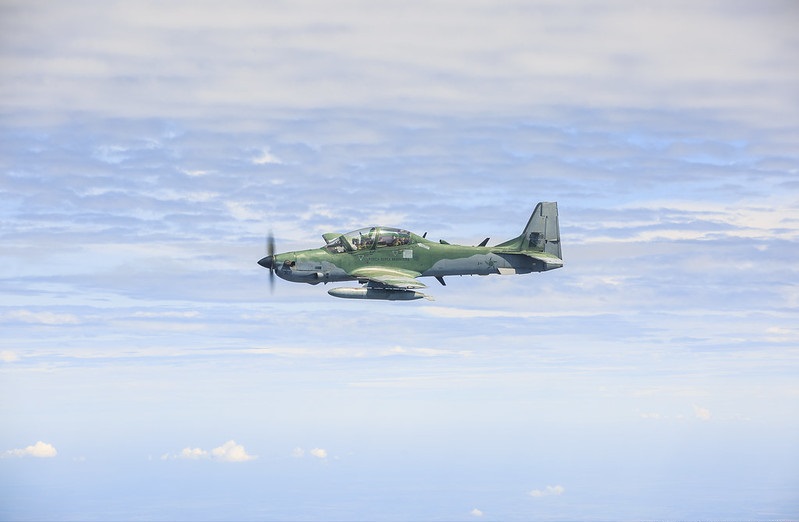 Avião militar da FAB cai perto de Campo Grande; piloto se ejeta