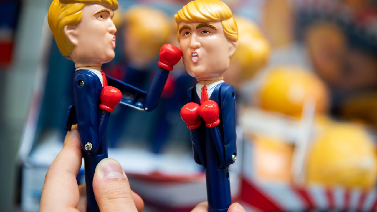 Boneco do ex-presidente americano Donald Trump com luvas de boxe durante exibição de brinquedos na Alemanha. 30/01/2019