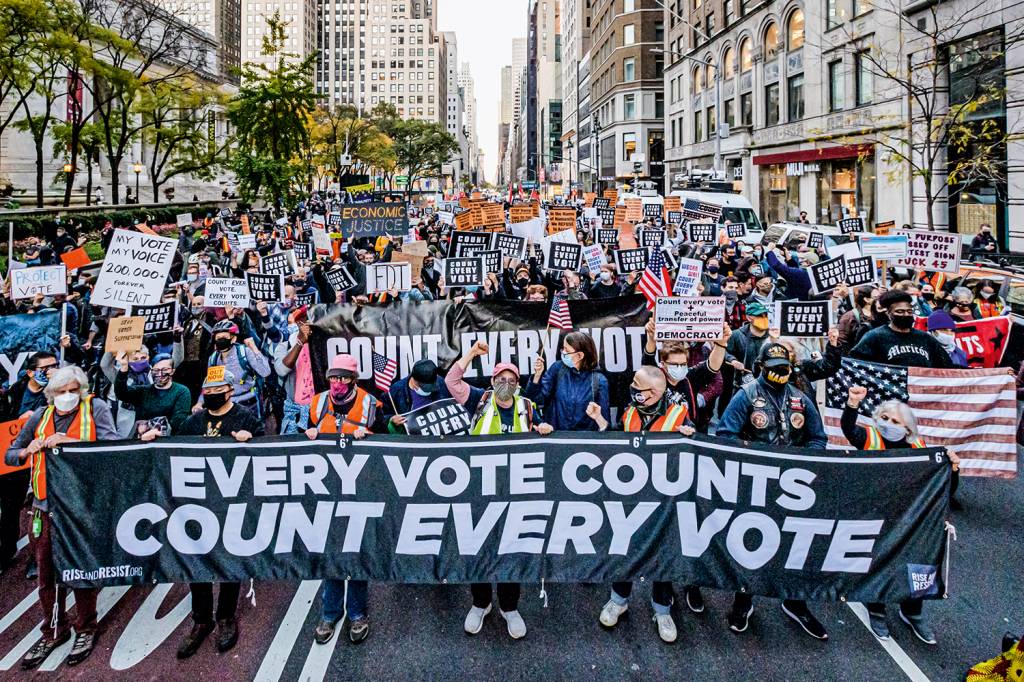Participants holding a banner reading: “EVERY VOTE COUNTS/ RESTRIÇÃO - Democratas em protesto após eleição nos EUA: o YouTube criou vetos a mentiras sobre resultados de eleições -