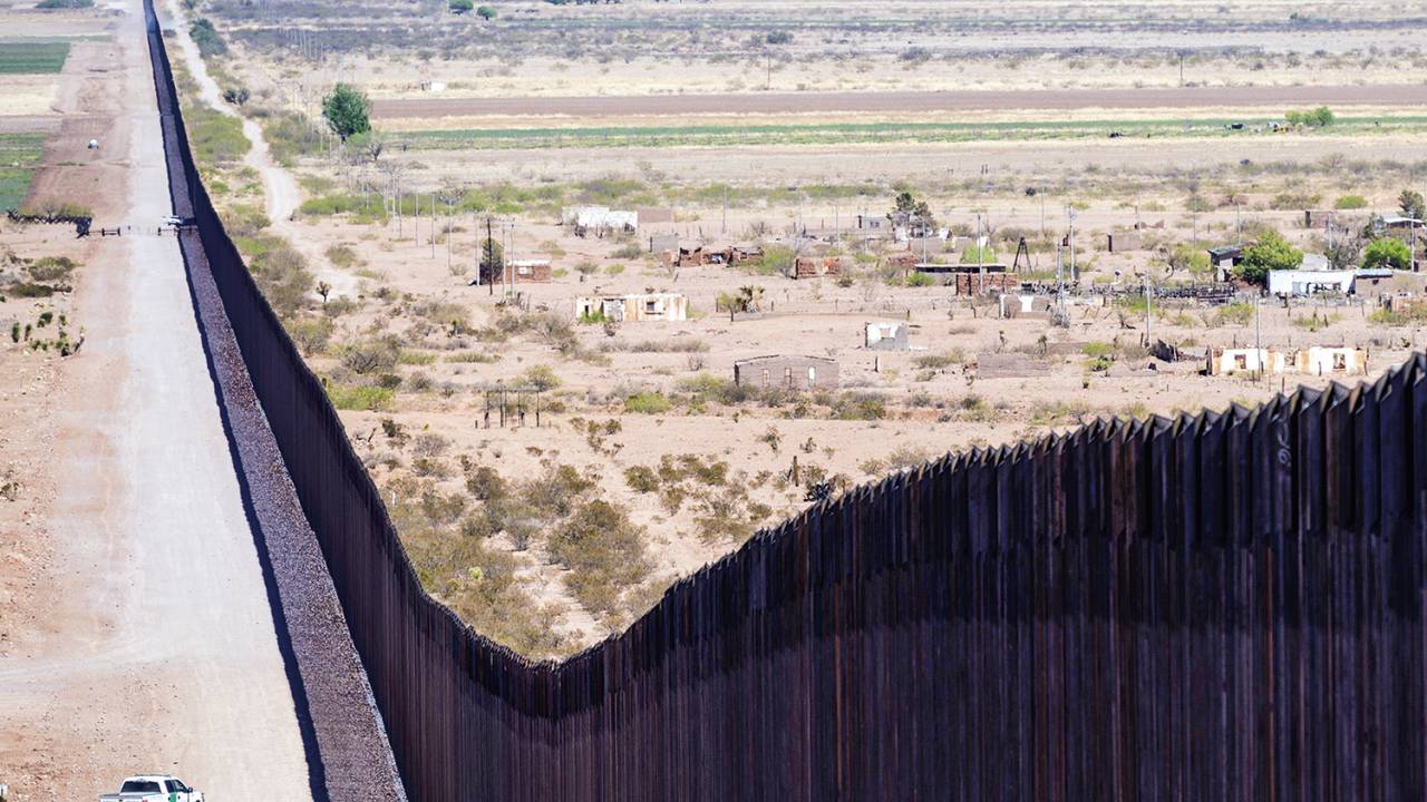 IMIGRAÇÃO ILEGAL - Muro na fronteira dos Estados Unidos: tentativa de conter a chegada de estrangeiros pelo México -