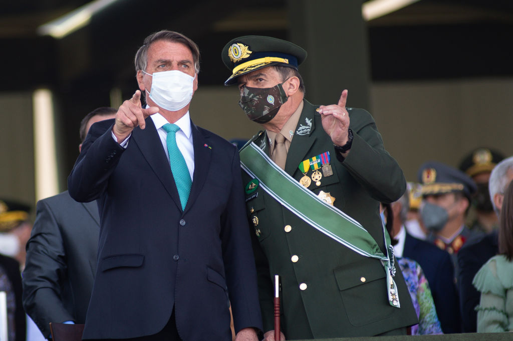 A nova vergonha de um general brasileiro ao lado de Bolsonaro