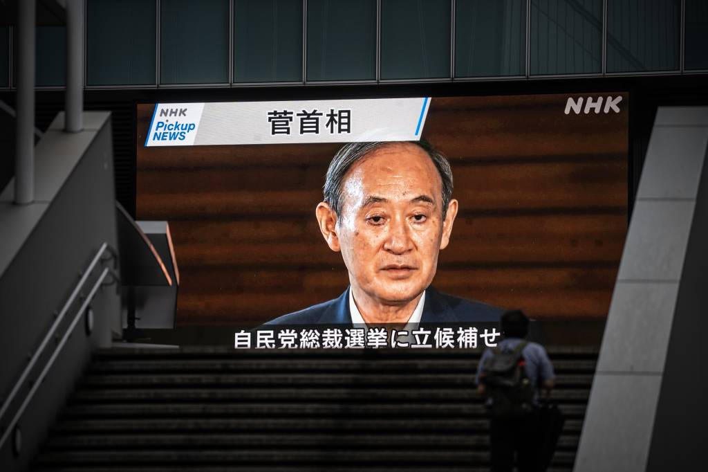 Premiê japonês anuncia saída após fracasso no controle da Covid-19