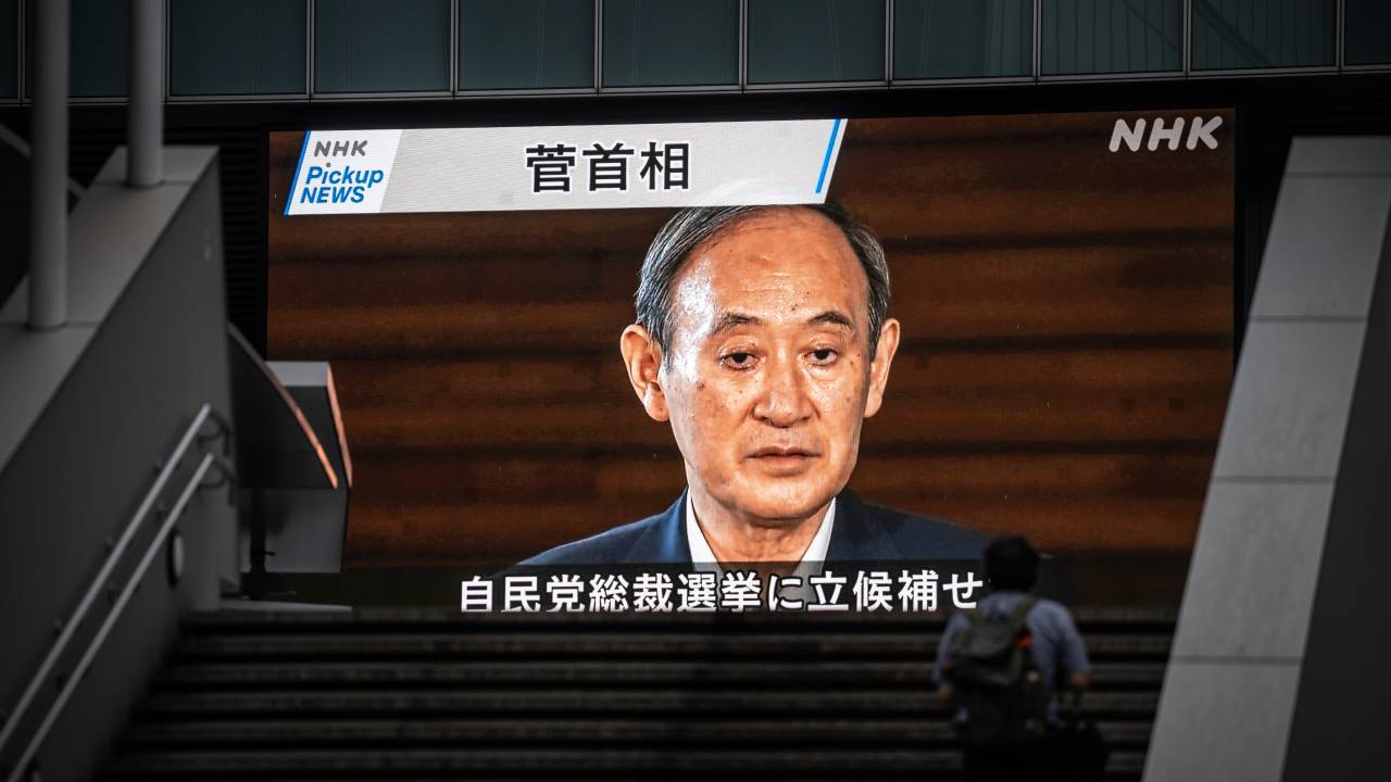 Telão em Tóquio destaca anúncio do primeiro-ministro japonês, Yoshihide Suga. 03/09/2021