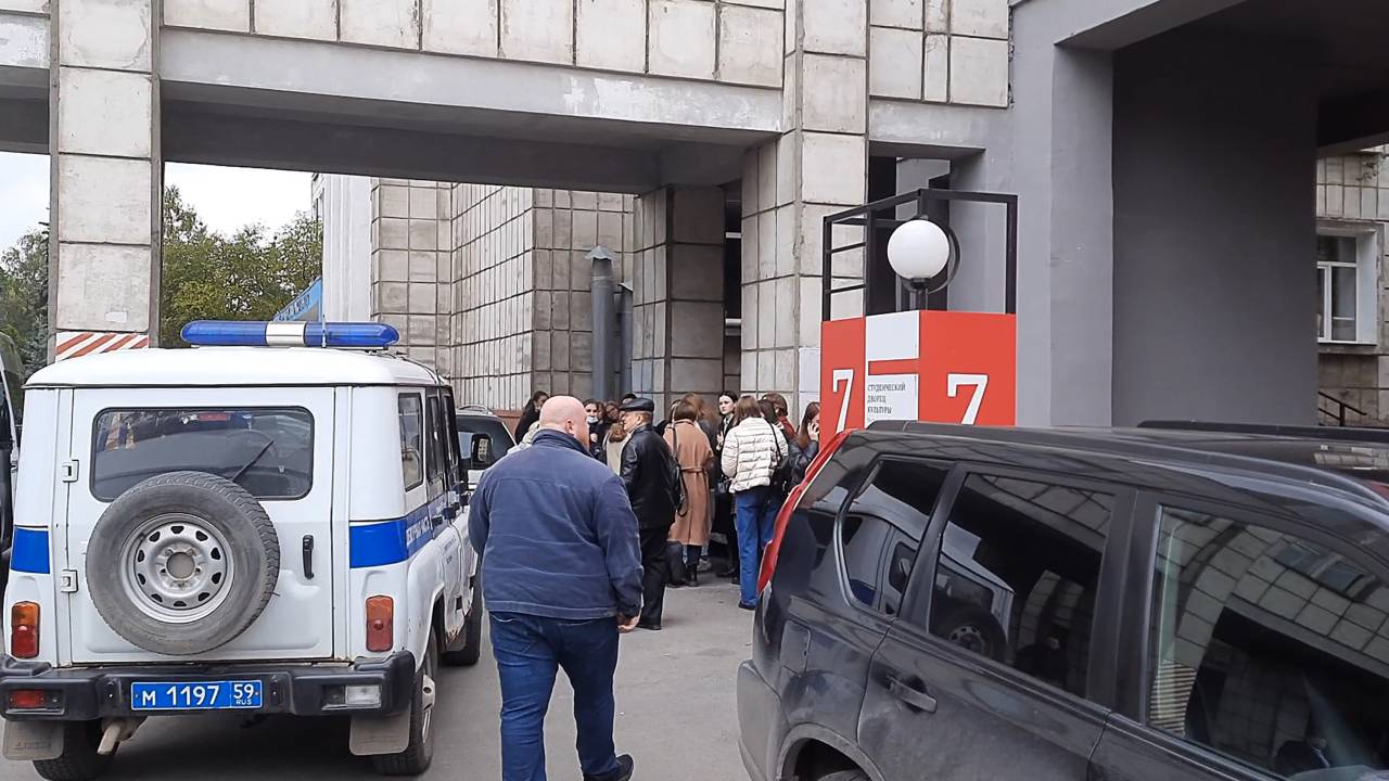 Polícia cerca a Universidade Estadual de Perm, na Rússia, após tiroteio - 20/09/2021