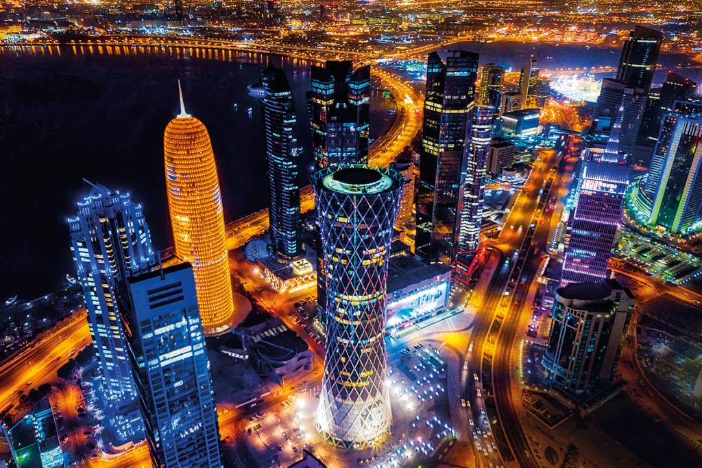 Doha Skyline at Night, Qatar A OUTRA - Dubai Doha by night: arranha-céus, universidades e um arrojado Museu de Arte Islâmica -
