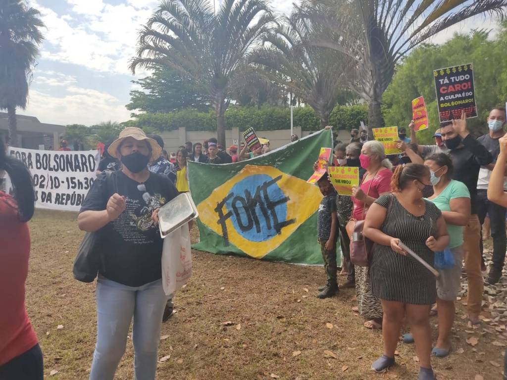 Movimento de Boulos protesta em frente à mansão de Flávio Bolsonaro