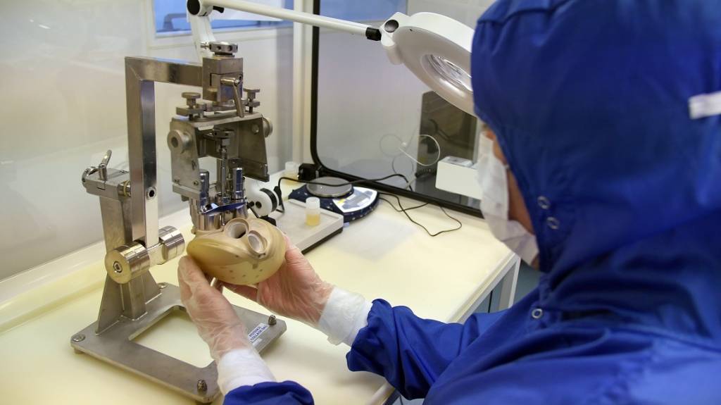 Em procedimento inédito, mulher recebe coração totalmente artificial