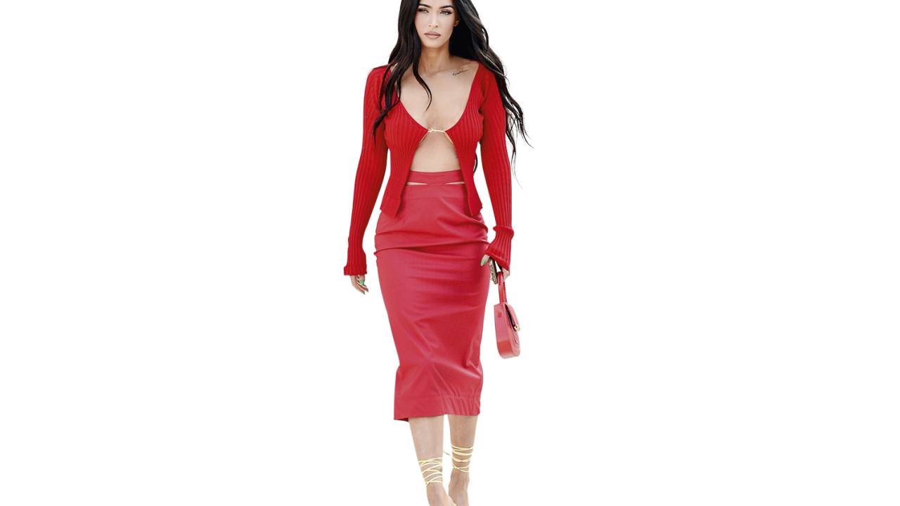 MAGNÍFICA - Megan Fox e seu modelão vermelho: aparição deslumbrante -