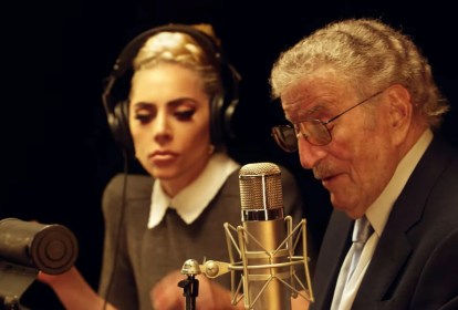 O cantor Tony Bennett faz dueto com Lady Gaga