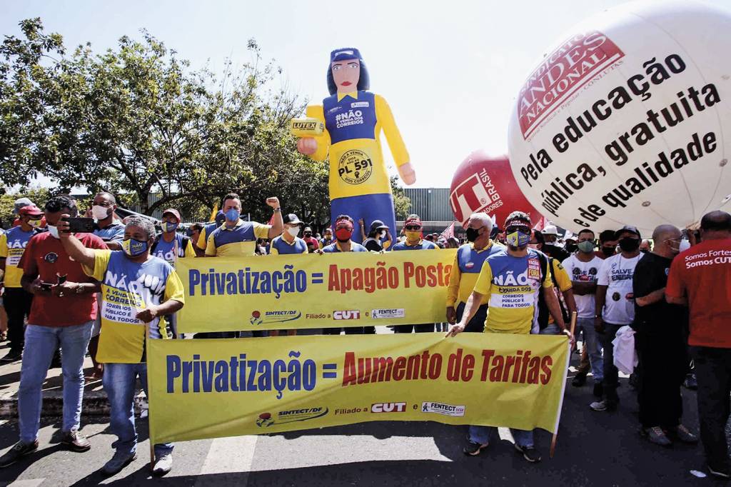 18620574-high.jpeg ESQUERDA, VOLVER! - Protesto contra a venda dos Correios: o PT quer estatais nas mãos do governo -