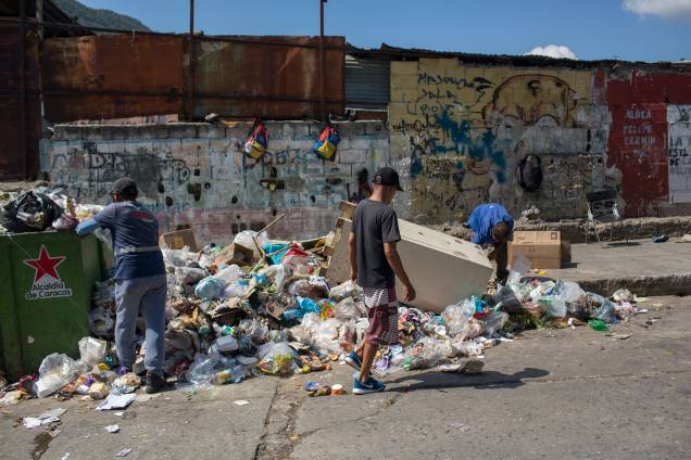 Pessoas procuram itens para venda e alimentação em uma lixeira na favela de Antimano, em Caracas - Pessoas procuram itens para venda e alimentação em uma lixeira na favela de Antimano, em Caracas -