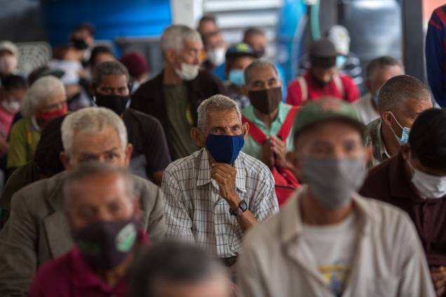 Idosos esperam por comida de caridade em uma igreja evangélica no centro da cidade de Caracas - Idosos esperam por comida de caridade em uma igreja evangélica no centro da cidade de Caracas -
