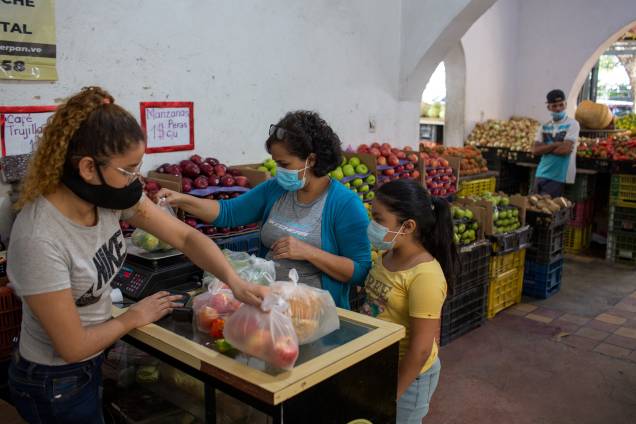 Mulher durante compra de verduras em Caracas - Mulher durante compra de verduras em Caracas -
