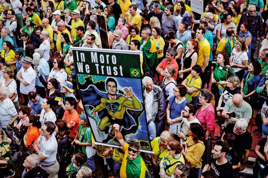 Demonstrators protest against former Brazilian President Luiz Inacio Lula da Silva after he was released from prison, in Sao Paulo POPULAR - Manifestação em São Paulo: apoio ao ex-juiz da Lava-Jato é uma constante em atos contra a corrupção no país -