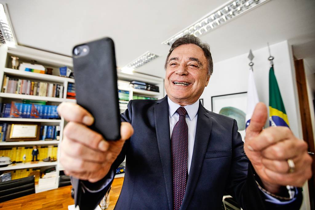 Alvaro Dias 03.jpg EMPOLGADO - Alvaro Dias: o senador do Podemos conversa para atrair o ex-juiz -