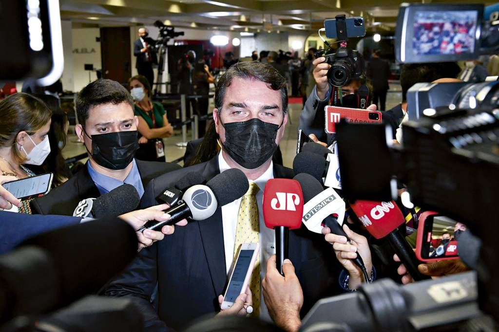 FLAVIO-BOLSONARO-CPI-PANDEMIA-RELATORIO-FINAL-2021-98.jpg VINGANÇA - Flávio: alvo de uma investigação paralela do relator, que montou um “bunker” dentro de casa -