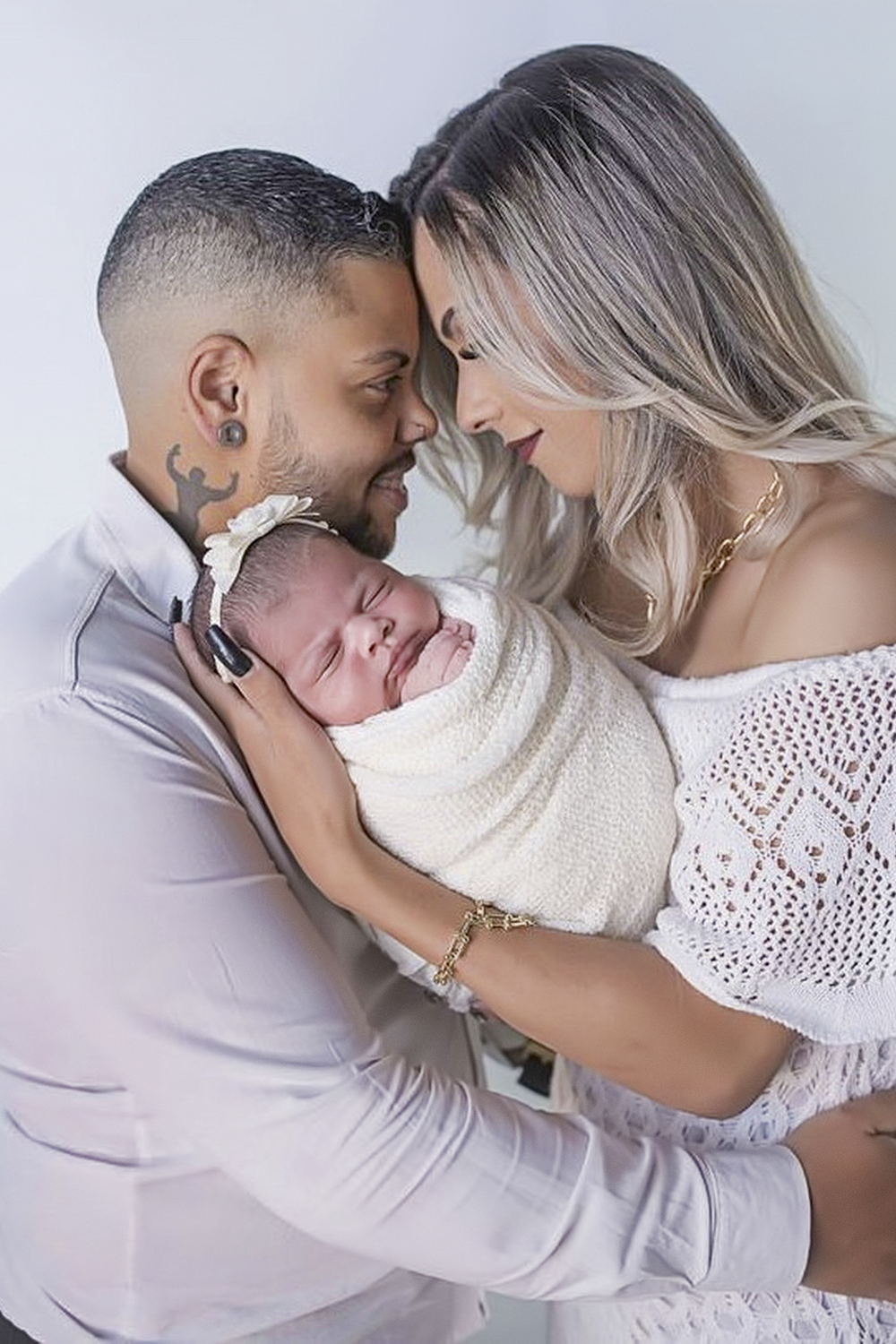FOTO-5-RODRIGO-BRYAN,-A-MULHER-ELLEN-E-A-FILHINHA-RECÉM-NASCIDA-98.jpeg CASAL SENSAÇÃO - Seis meses depois de dar à luz Isabella, Rodrigo Bryan, que passou boa parte da vida atendendo pelo nome de Bárbara, está grávido de novo de sua companheira, a também trans Ellen. “Compartilhei nossa história nas redes sociais para combater o preconceito”, diz ele. -