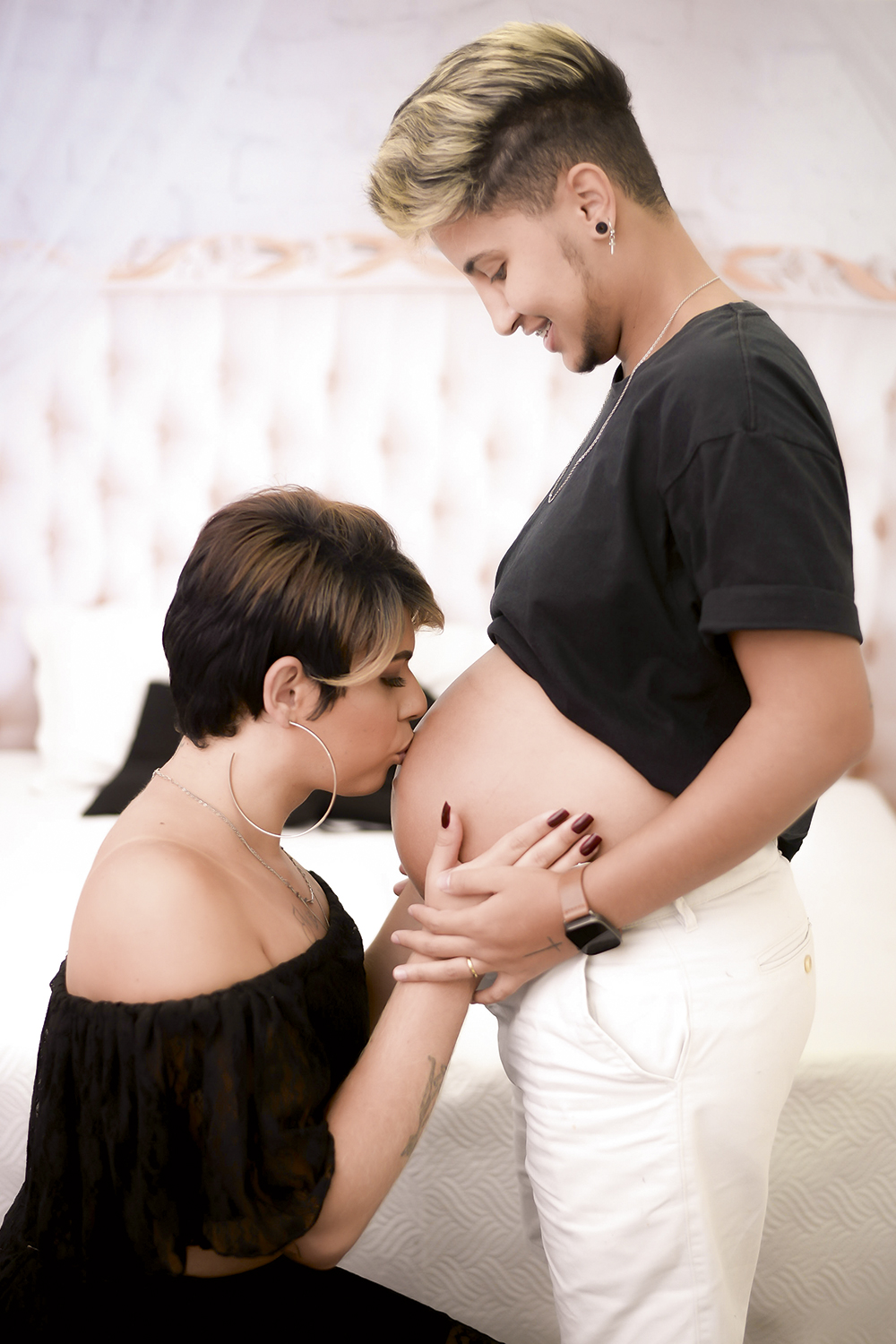 FOTO-7-CLEYTON-E-FABIANA.jpg A NOVA FAMÍLIA - Os papéis se inverteram para o casal trans que fez a transição de gênero sem alterar órgãos sexuais e reprodutores. Foi Cleyton Bitencourt, 26 anos, quem engravidou de Alex, sua filha com a mulher, Fabiana, 28. O parto transcorreu sem problemas e a bebê está com 6 meses. -