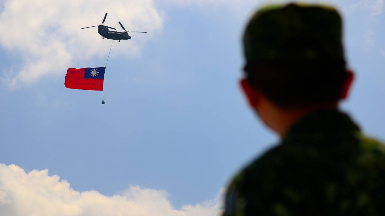 Helicóptero carrega bandeira de Taiwan durante treinamento militar em Taoyuan - 28/09/2021