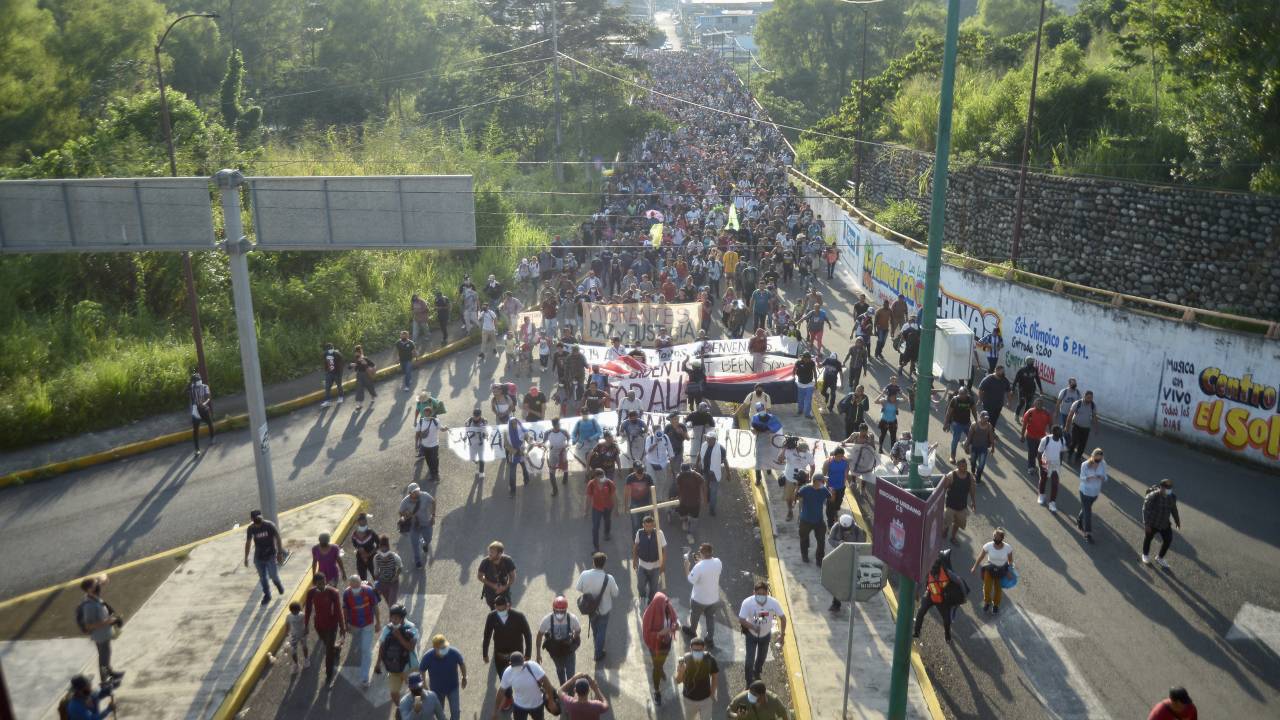 Caravana de imigrantes deixa a cidade de Tapachula, no México, rumo aos EUA