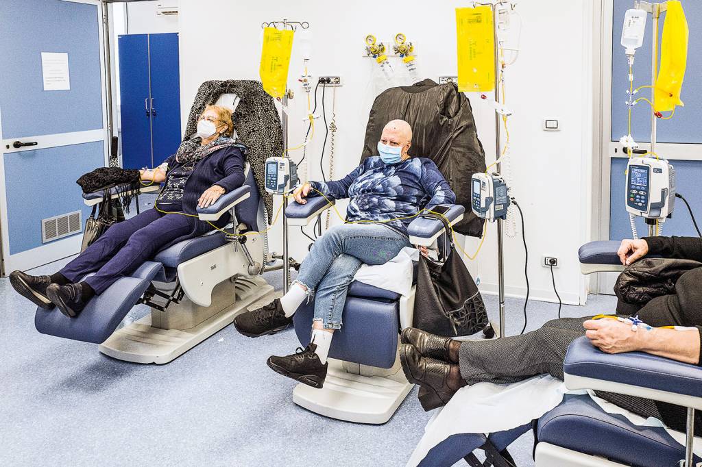 Departments Of Senology And Oncology During The Covid-19 Pandemic LONGA ESPERA - Sessões de remédios: os pacientes precisam se deslocar para receber a terapia endovenosa -