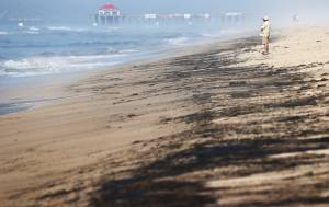 Mancha de óleo em Huntington Beach, Califórnia. 03/10/2021