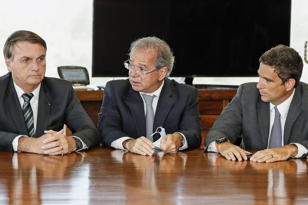 JAIR-BOLSONARO-PAULO-GUEDES-ROBERTO-CAMPOS-NETO-2021-1.jpg SOB PRESSÃO - Bolsonaro, Guedes e Campos Neto: incertezas aumentam a percepção de risco pelo mercado -