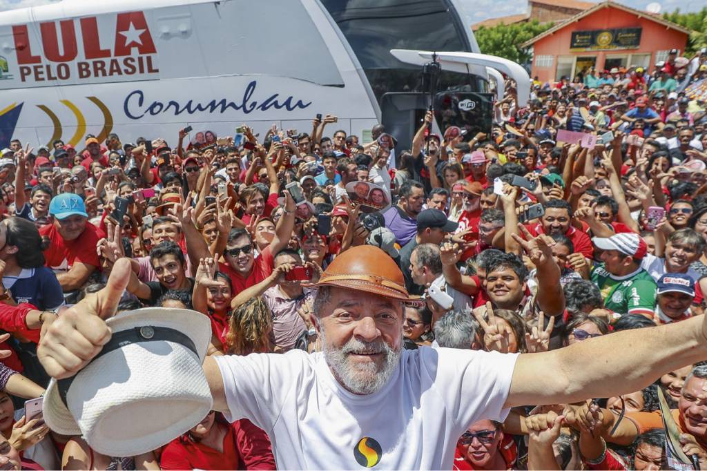 LULA-CARAVANA-CEARA-2017-09.jpg EM ALTA - Lula com apoiadores em Banabuiú (CE): uma das visitas que o petista realizou em 2017, em caravana eleitoral visando 2018 -