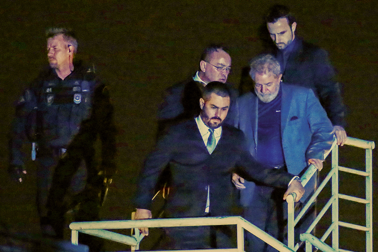 LULA-PRISAO-PF-CTBA-2018-9230.jpg EM BAIXA - Prisão: o ex-presidente é levado à carceragem da PF em Curitiba após sentença da Lava-Jato -