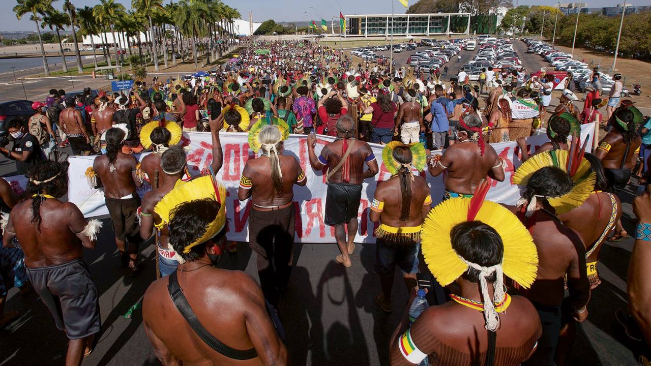 PROTESTO - Indígenas reunidos à frente do STF em Brasília: reação contra o marco temporal das reservas -