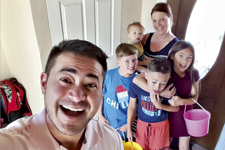 THOMAS-BEATIE-EUA-2019-02.png O PIONEIRO - O americano Thomas Beatie, casado com uma não trans que não podia ter filhos, resolveu engravidar por inseminação artificial em 2008 e fez questão de divulgar o preconceito que sofreu. Tem quatro filhos, sendo um do segundo casamento, este gestado pela mulher, Brenda -
