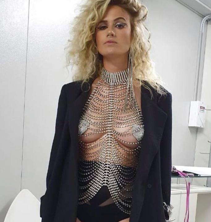 A imagem mostra a cantora Ana cañas