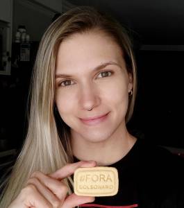 WhatsApp Image 2021-10-20 at 12.17.50 (2) raissa accarin segura o biscoito onde se lê fora bolsonaro