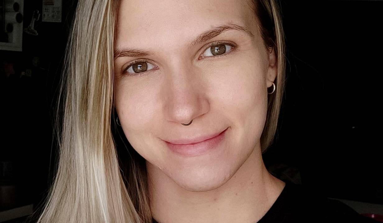 raissa accarini segura um biscoito onde está escrito fora bolsonaro