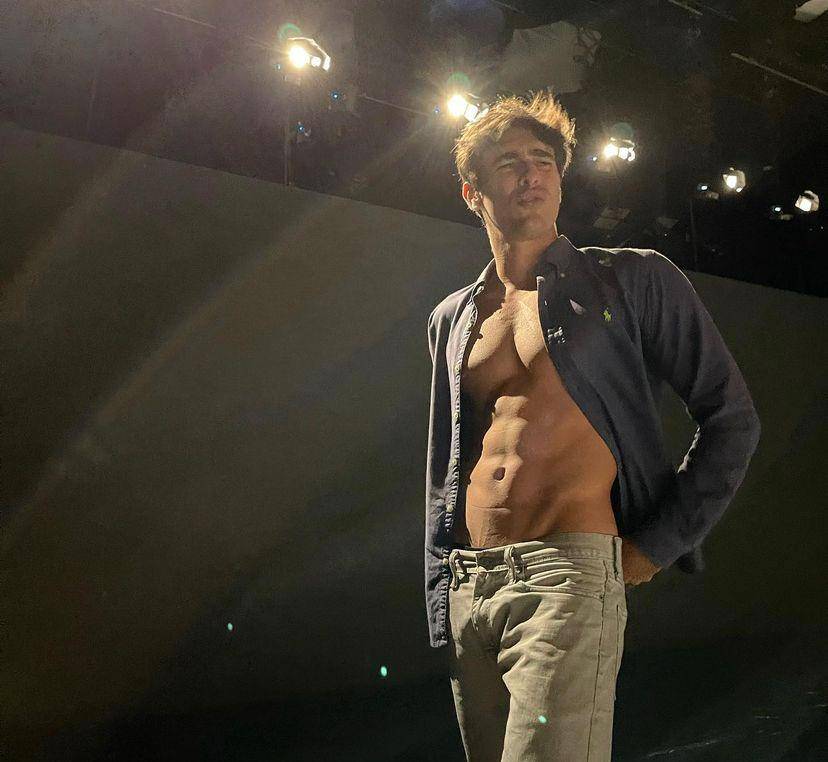 Verdades Secretas 2: personagem faz sexo com pais e filhos, a família toda