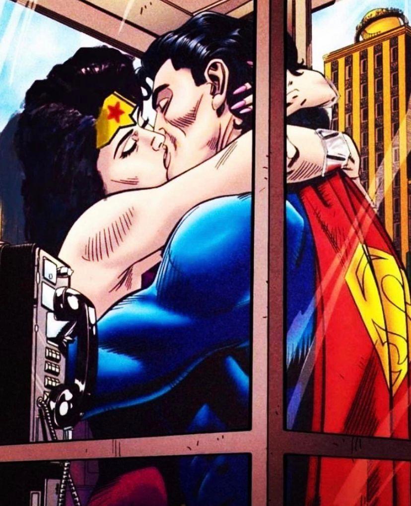 Ops! Maurício Souza posta beijo de Superman na bissexual Mulher Maravilha