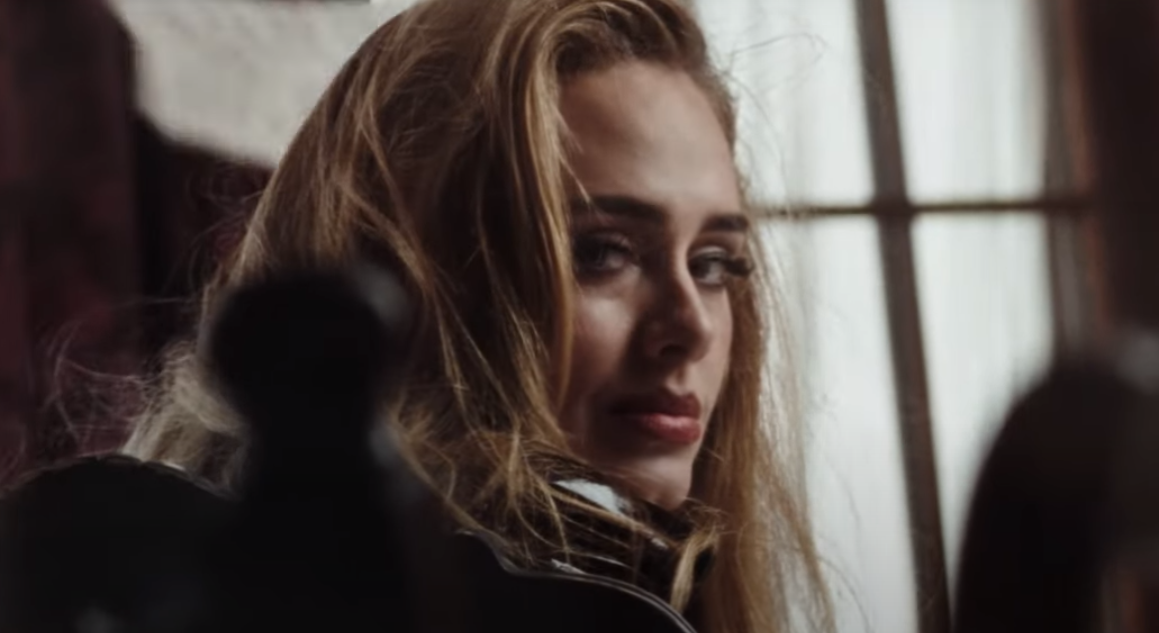 A cantora Adele no clipe 'Easy On Me'