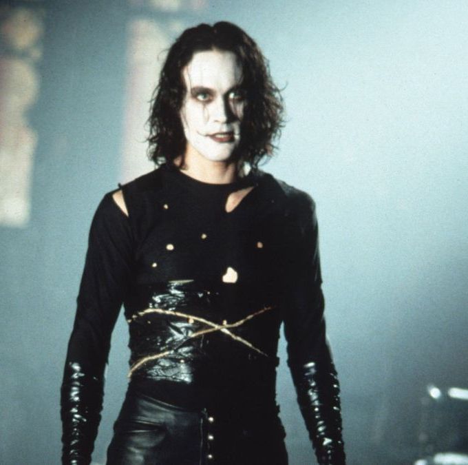 Alec Baldwin: irmã de Brandon Lee se manifesta sobre morte no set
