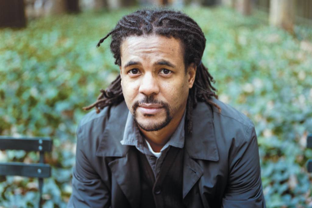 Em novo livro, Colson Whitehead se diverte com trambiqueiros de NY