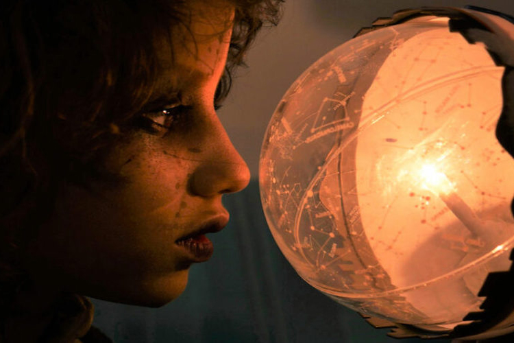 Cena de 'Os Nossos Fantasmas' (2021), comédia aclamada no Festival de Veneza