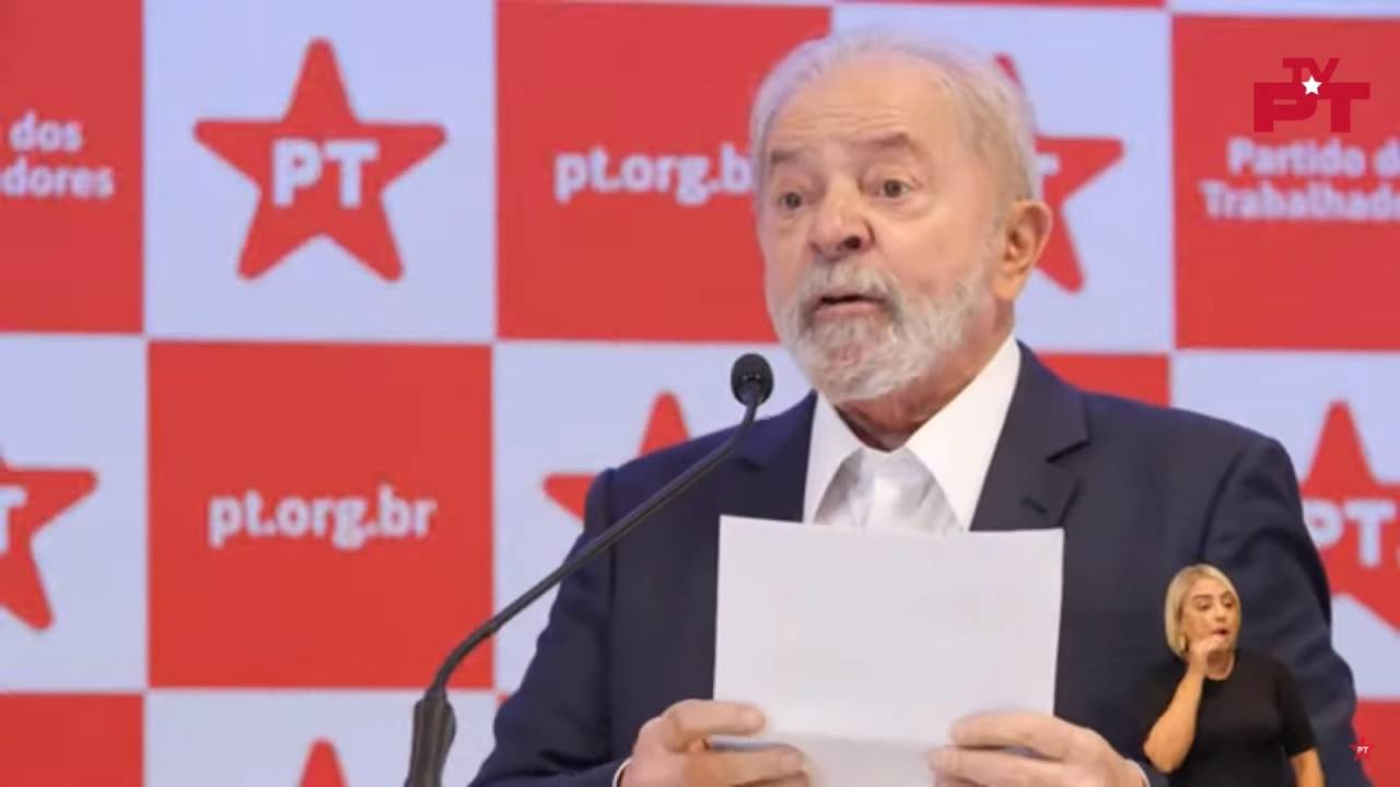 O ex-presidente Luiz Inácio Lula da Silva concede entrevista coletiva em Brasília
