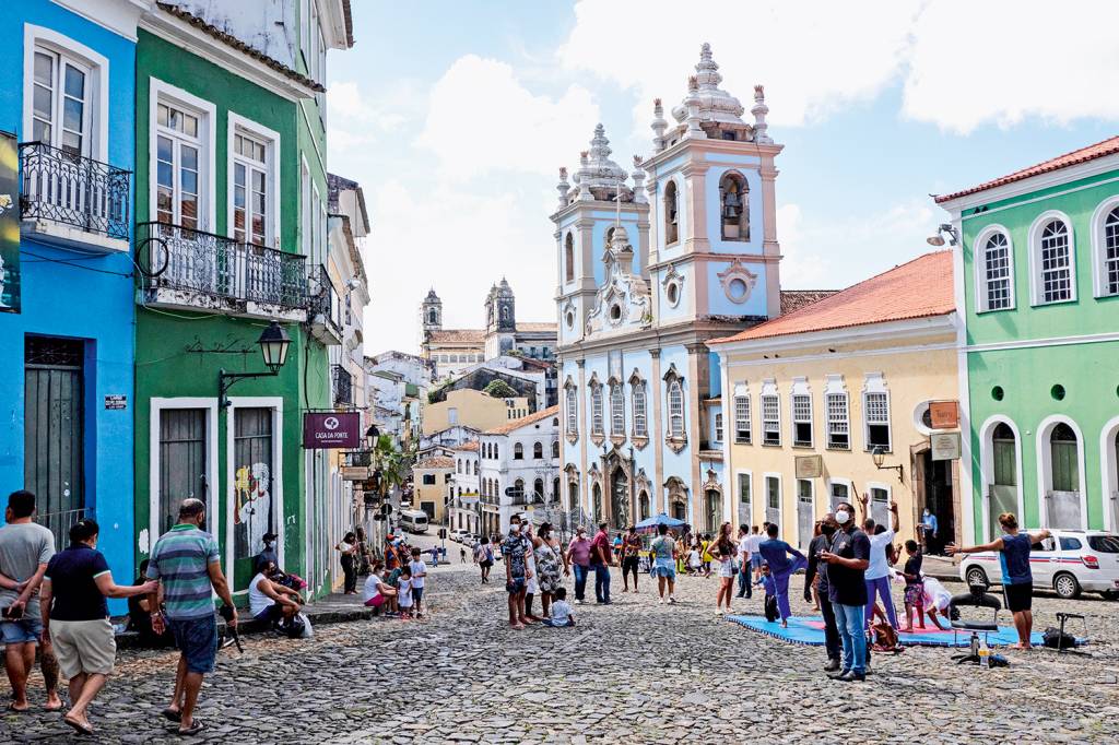 shutterstock_2014308896.jpg PÉ NA ESTRADA - Turismo: reservas crescem e 600 000 vagas no setor serão abertas -