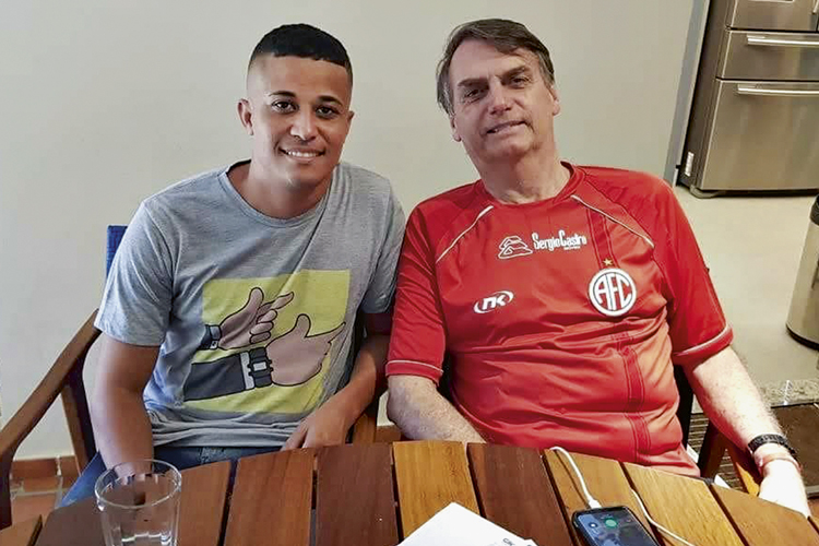 ALESSANDER-2.JPG ELE SUBIU NA VIDA - Baptista, com Bolsonaro: o ex-motoboy de 31 anos, funcionário de Carlos, recebe 15 900 reais líquidos -