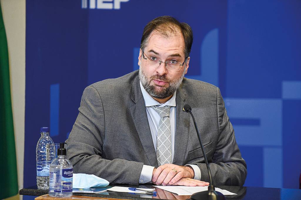 Inep processa servidor e exige 20 000 reais de indenização