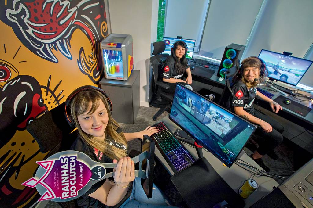 EGB_1918T.jpg CELEBRIDADES - Gabi, Karina (ao fundo) e Olga Rodrigues: fama pelos games