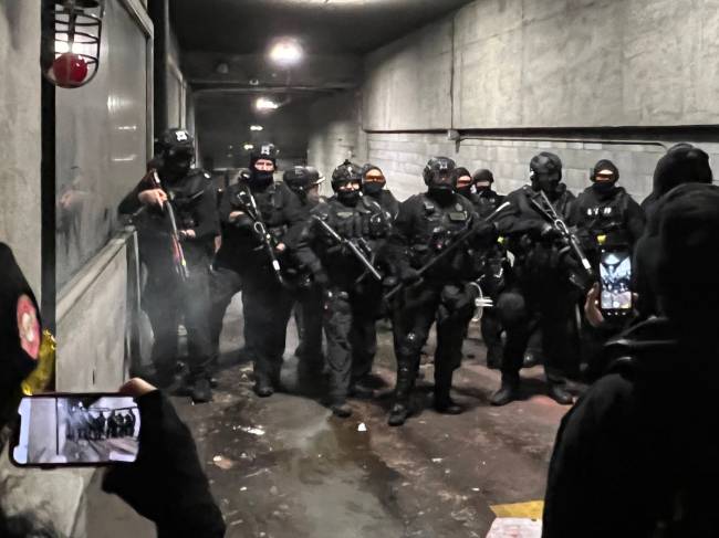 FEnUXCeUcAAQHxw Polícia enfrenta manifestantes em Portland, Oregon - 19/11/2021